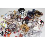 Mixed jewellery to include bracelets, bangles, brooches etc (qty)