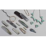 Mixed fruit and pen knives, to include silver and mother of pearl examples, costume jewellery an eye