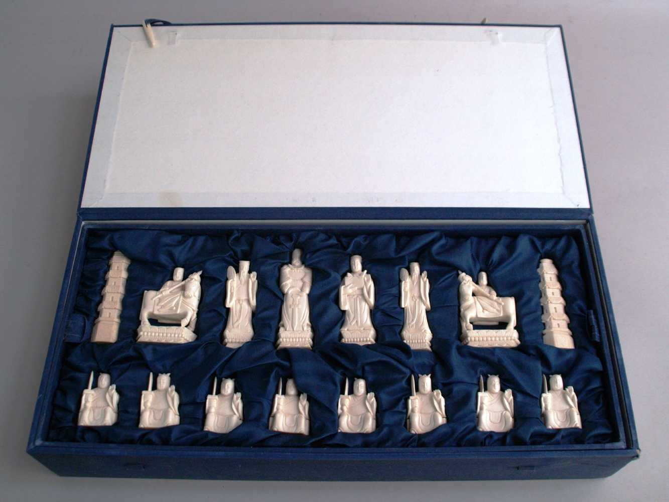 Schachfiguren - vollständig 32 Stück,China 1.Hälfte 20.Jh.,Elfenbein,meisterlich geschnitzt,1 Partei