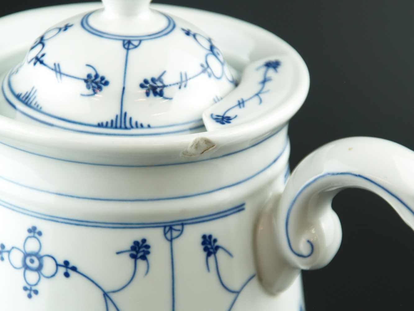 Kaffeekanne - Porzellan mit Blaudekor:Strohblume,H.ca.23,5cm Coffee pot - porcelain with blue - Image 3 of 3