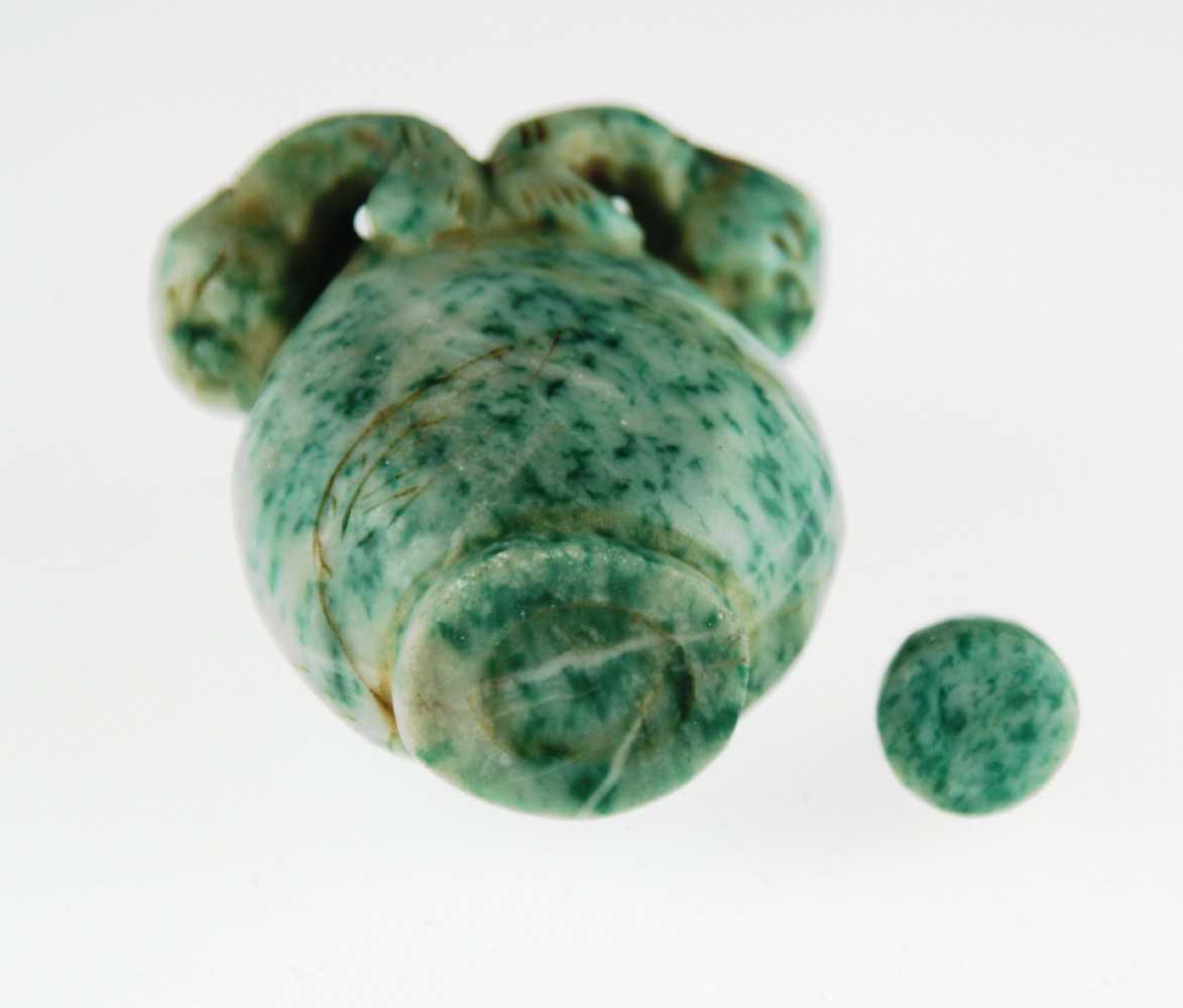 Jadeit-Snuffbottle - China,Steinschnitzerei im archaischen Stil,H.ca.6cm - Image 3 of 3
