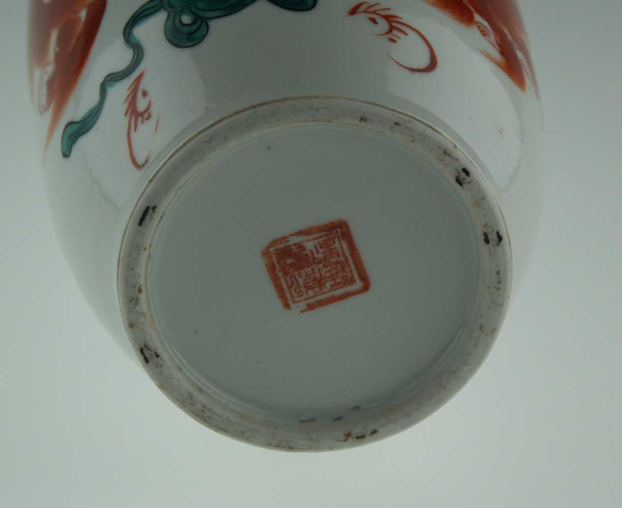 Balustervase - Porzellan,China,20.Jh.,Schmetterling-Han dhaben am Hals,frontseitiger polychromer - Image 4 of 4