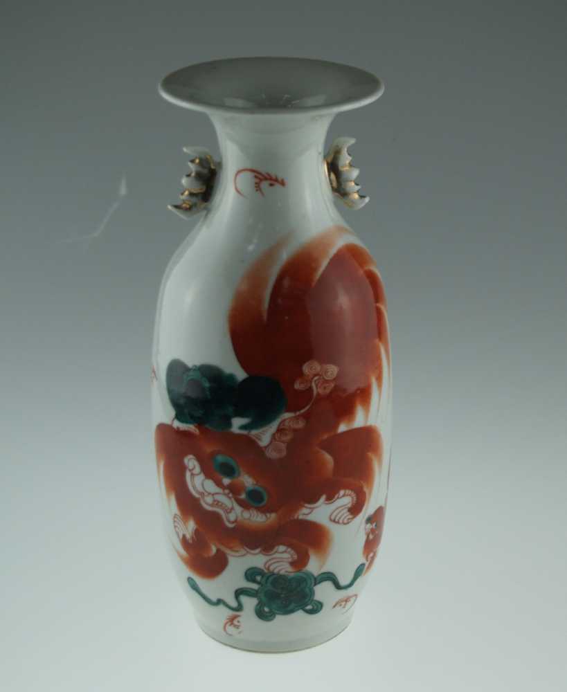 Balustervase - Porzellan,China,20.Jh.,Schmetterling-Han dhaben am Hals,frontseitiger polychromer