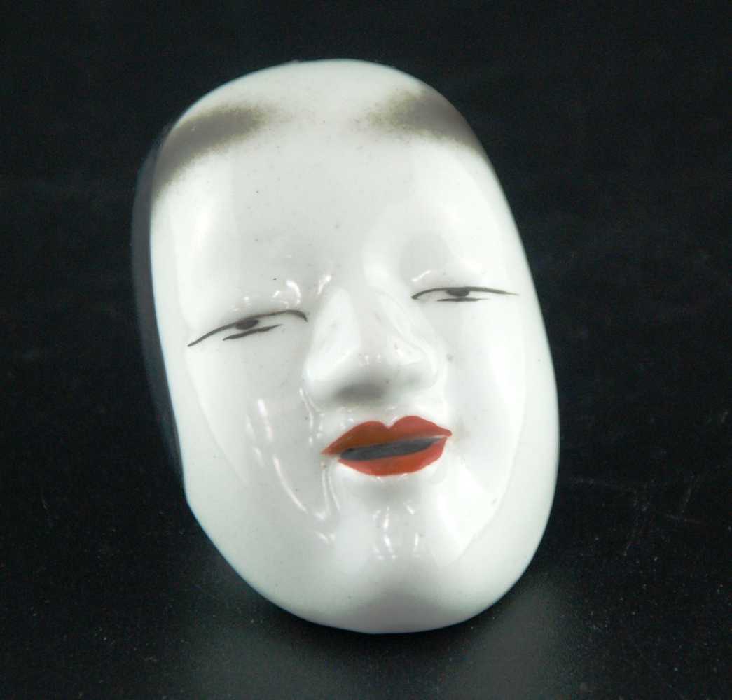 Kleine Nô-Maske, Porzellan - Frauengesicht mit hohen Augenbrauen und leicht geöffnetem Mund, der die