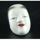 Kleine Nô-Maske, Porzellan - Frauengesicht mit hohen Augenbrauen und leicht geöffnetem Mund, der die