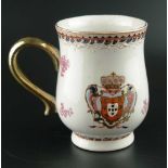 Henkelkrug - Porzellan mit polychromer Emailbemalung,Dekor mit Wappen,Blütenzweigen und