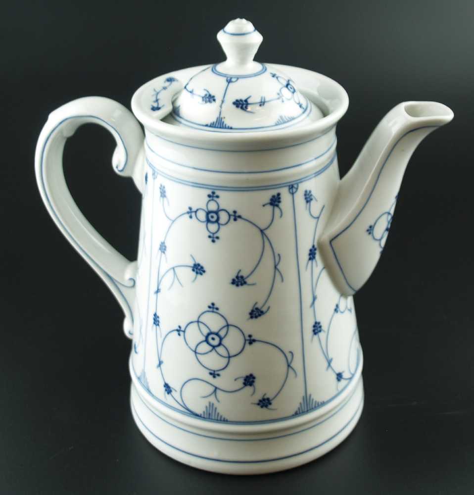 Kaffeekanne - Porzellan mit Blaudekor:Strohblume,H.ca.23,5cm Coffee pot - porcelain with blue