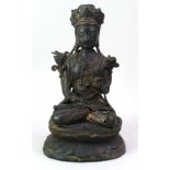 Figur der Guanyin auf Lotossockel - China,Mingzeit(1368-1644),Bronze, mit geschlossenen Augen und