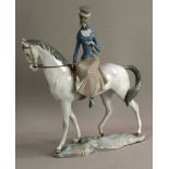Dame in eleganter Reitkleidung zu Pferd - Porzellan,in Pastelltpönen staffiert,eingepresste