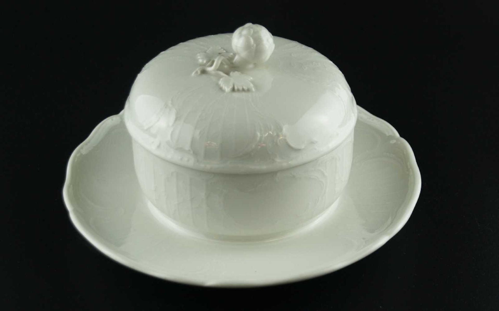 Butterdose - KPM, weiße Glasur, Deckel mit Blütenknauf , Reliefmuster, D.: ca.11cm, H. ca. 9cm