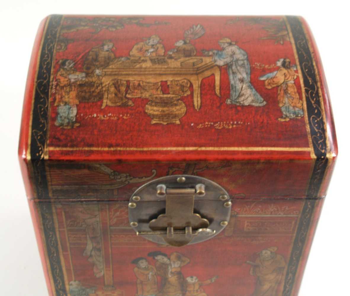 Große Holzschatulle - China,gewölbter Scharnierdeckel,Dekor mit figürlichen Szenen sowie Fels & - Image 3 of 5