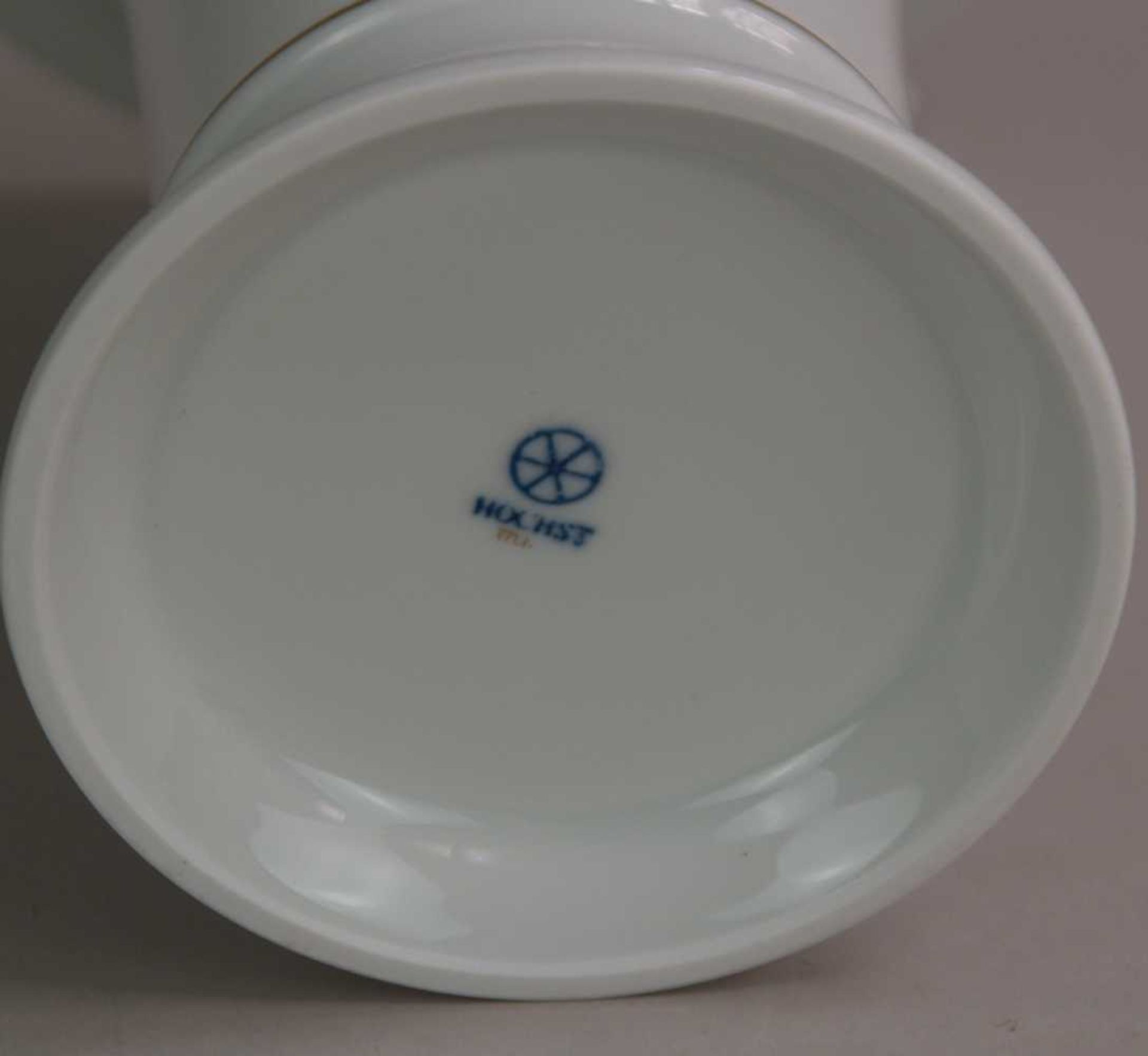Trichtervase - Hoechst, blaue Radmarke mit Malerzeichen, 20 Jhdt. Trompetenform mit auskragendem - Bild 3 aus 3