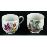 Zwei Schokoladentassen ohne Untertassen - Meissen,18.Jh.,1 Tasse mit polychromer Blumenbouquet-