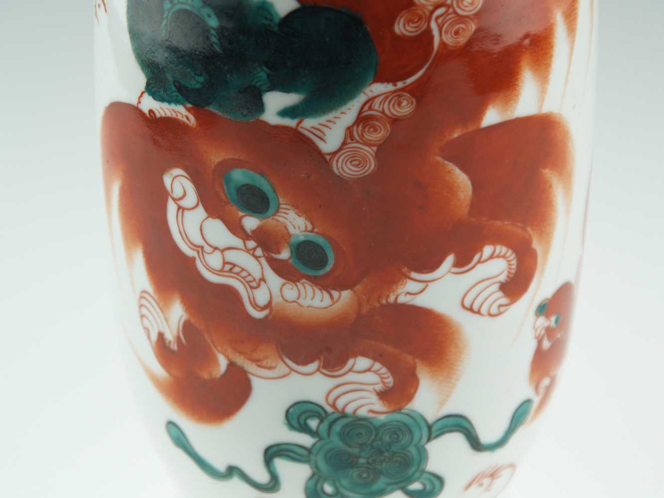 Balustervase - Porzellan,China,20.Jh.,Schmetterling-Han dhaben am Hals,frontseitiger polychromer - Image 2 of 4