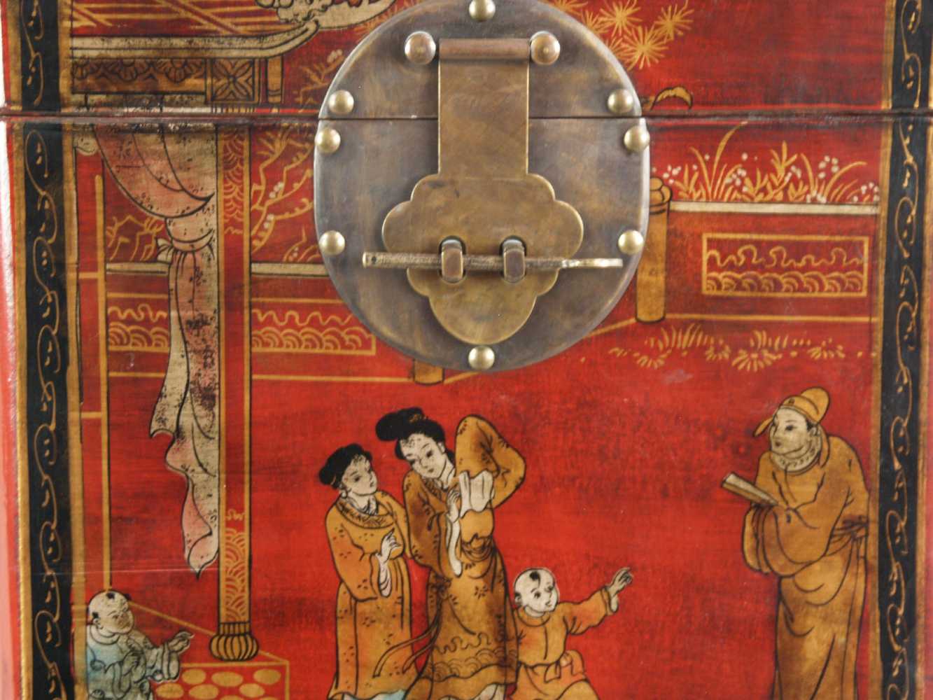 Große Holzschatulle - China,gewölbter Scharnierdeckel,Dekor mit figürlichen Szenen sowie Fels & - Image 5 of 5