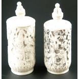 Paar Snuffbottles - Elfenbein,Rouleauform fein beschmitzt mit Figuren in Landschaft und Zierborten,