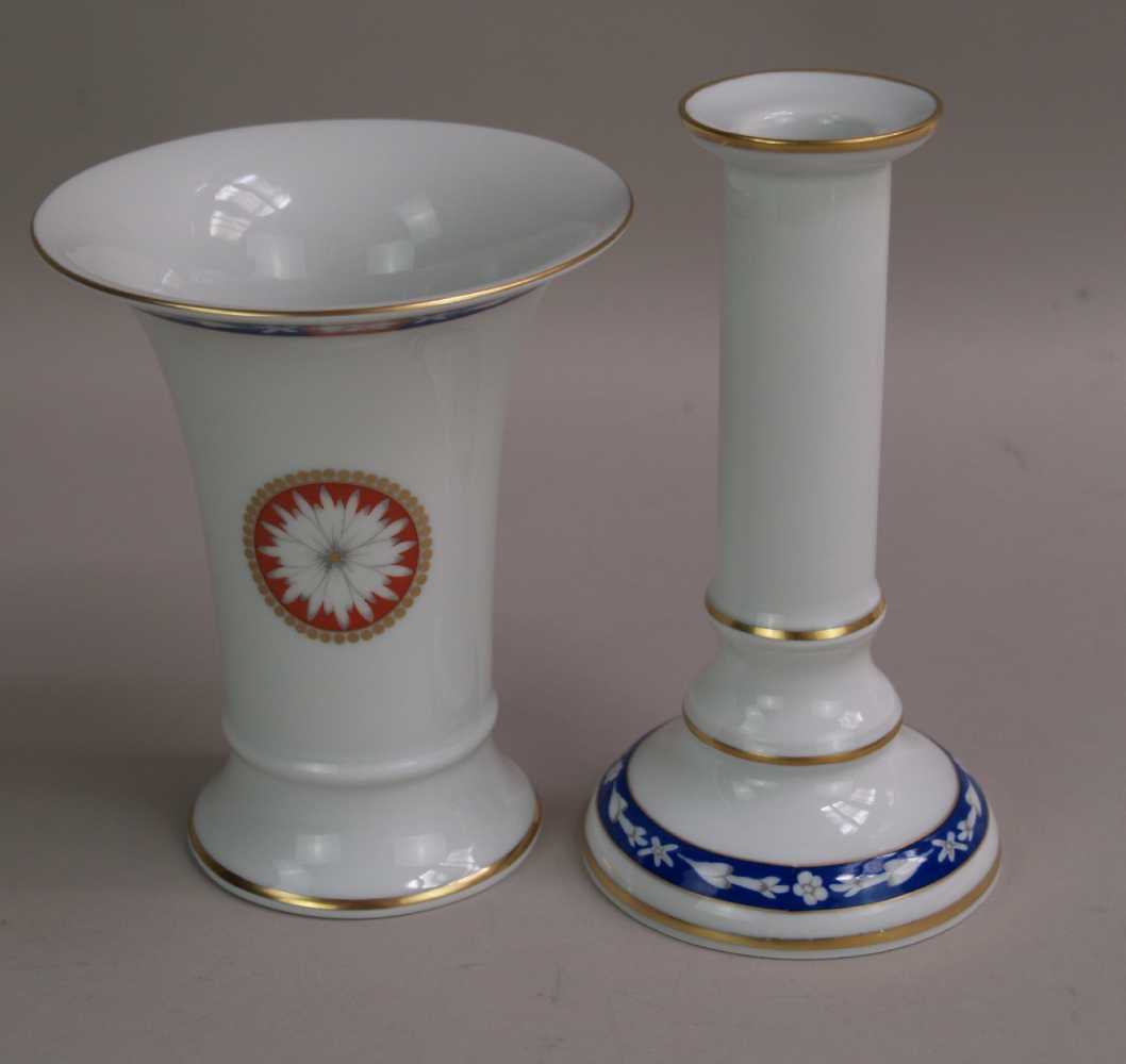 Vase und Kerzenständer Edelweiß - Hoechst blaue Radmarke,20.Jhdt.handgemalt,blau/weißer Dekor mit - Image 2 of 3