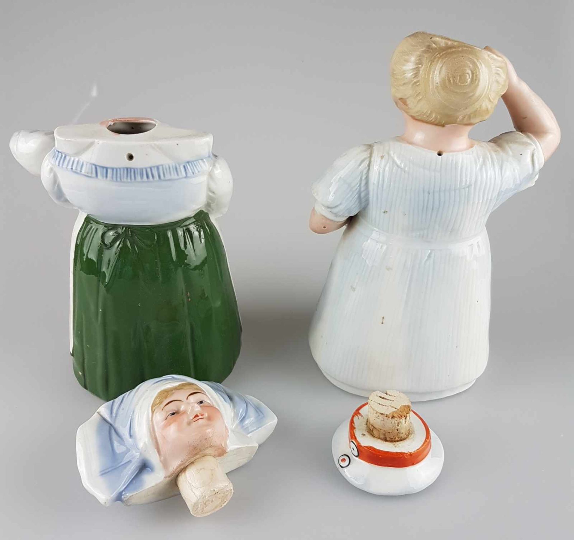 Zwei Figuren-/Scherzflaschen - Flaschen in Form einer Amme mit Wickelkind sowie einer Köchin mit - Bild 3 aus 3