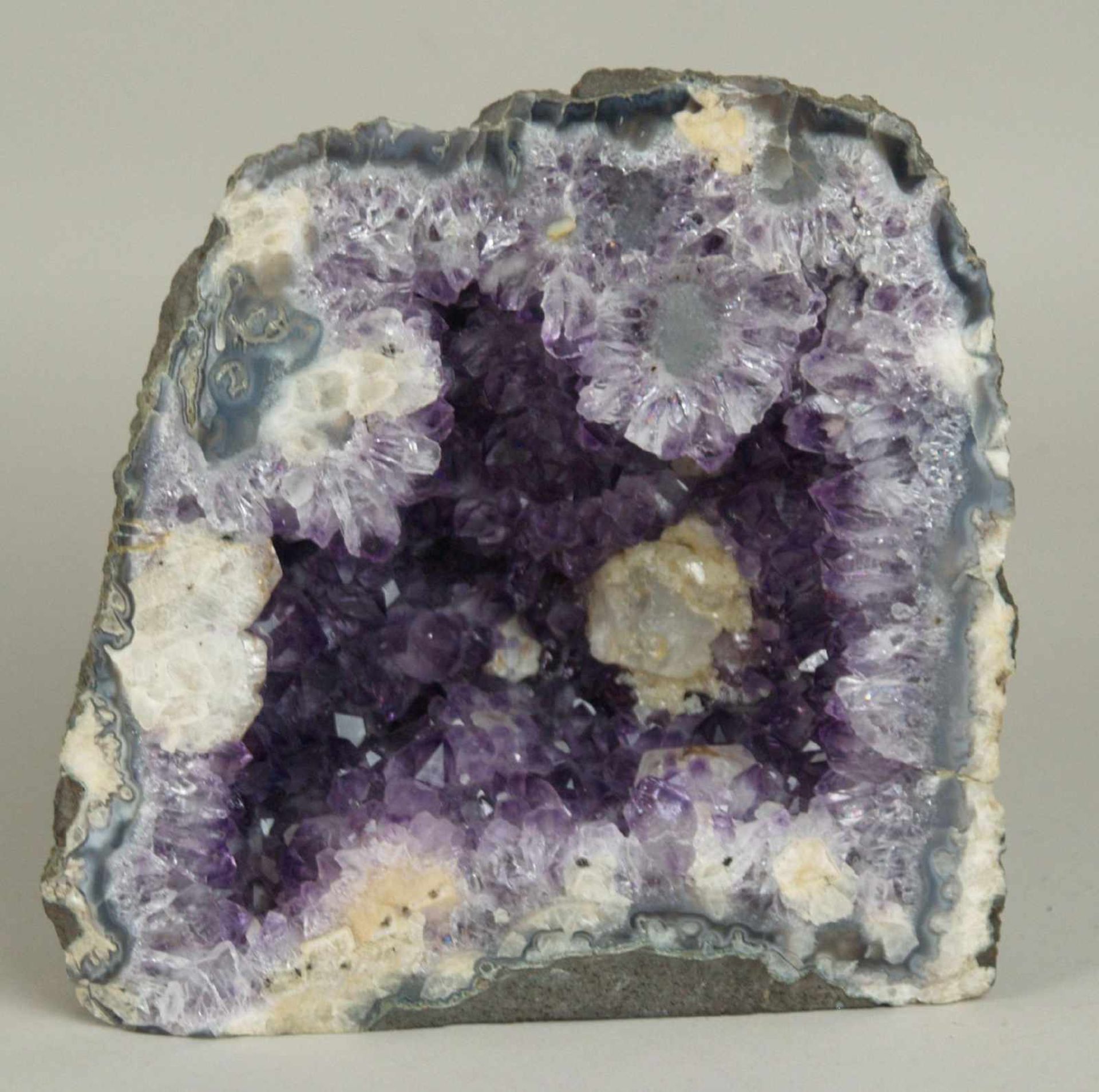 Amethyst-Druse - stehende auskristallisierte Druse, mittig von lavendelfarbigem Amethyst und