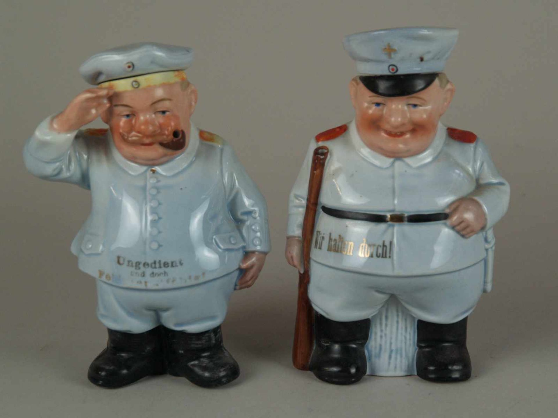 Zwei Figuren-/Scherzflaschen - Flaschen in Form zweier Wachmänner (?) in Uniform gestaltet,Mützen