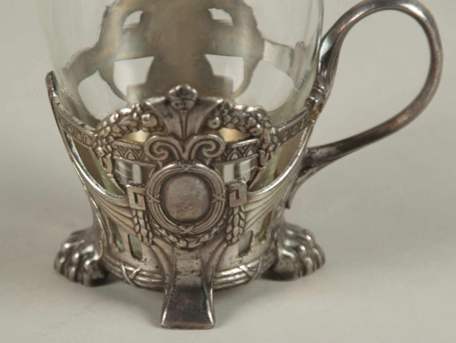 Konvolut Teebecher - 2-tlg., 2 Gläser mit Metallglashaltern, um 1900, aufwendiges Reliefdekor mit - Bild 3 aus 3