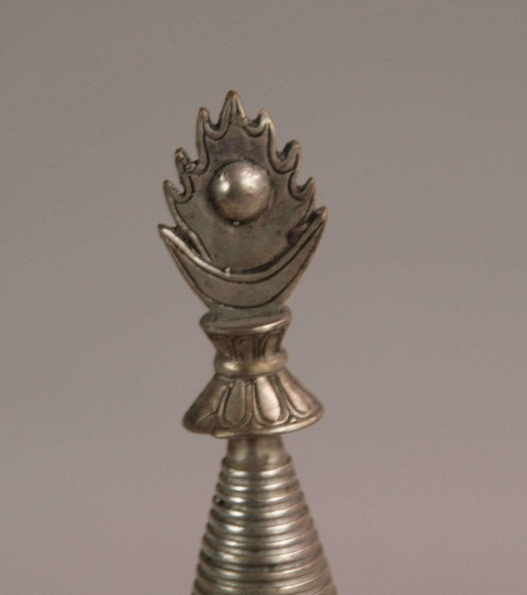 Votiv-Stupa - Tibet,Silberlegierung,das quadratische,getreppte Basiselement ist mit Löwen verziert - Bild 2 aus 4