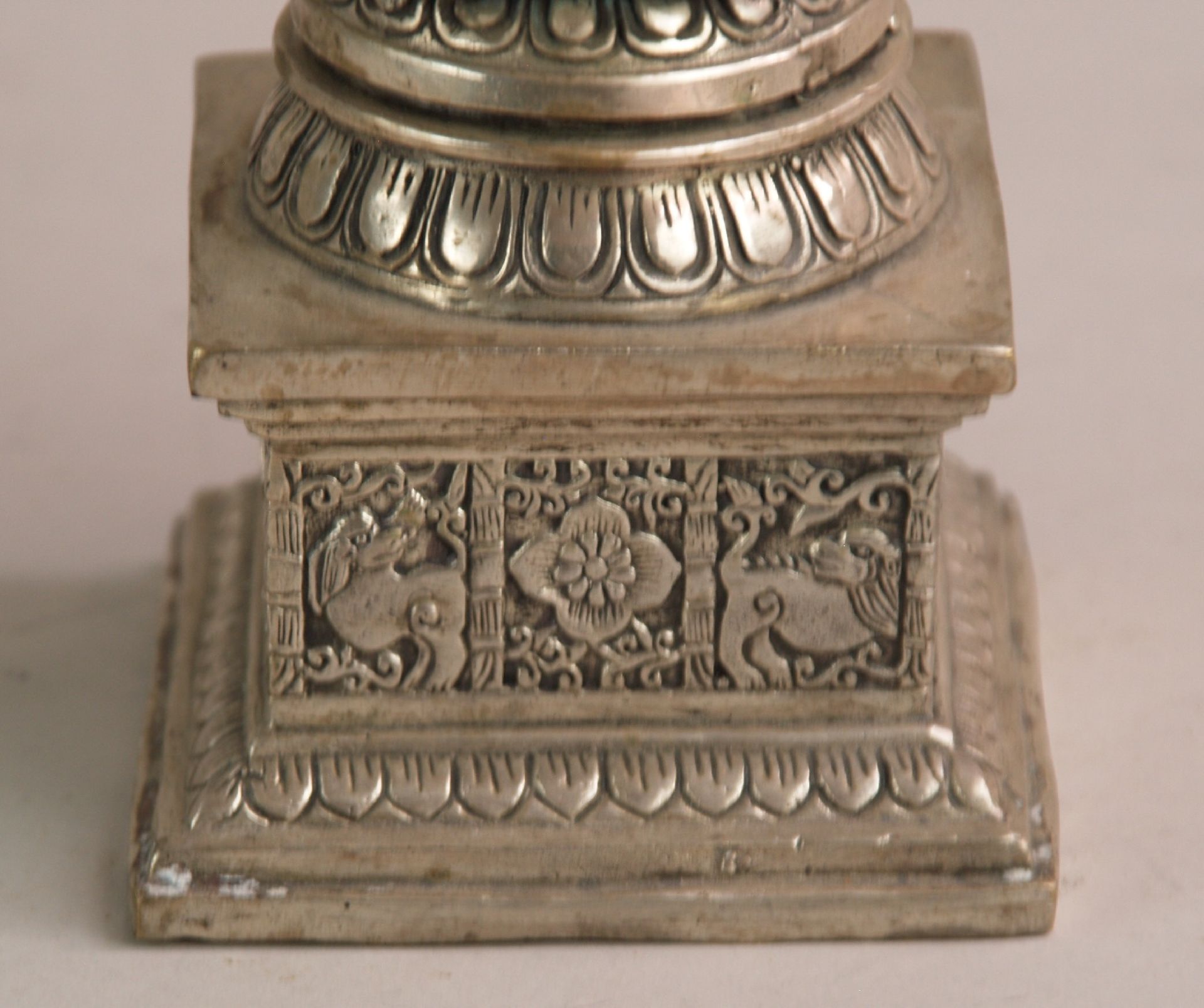 Votiv-Stupa - Tibet,Silberlegierung,das quadratische,getreppte Basiselement ist mit Löwen verziert - Bild 4 aus 4