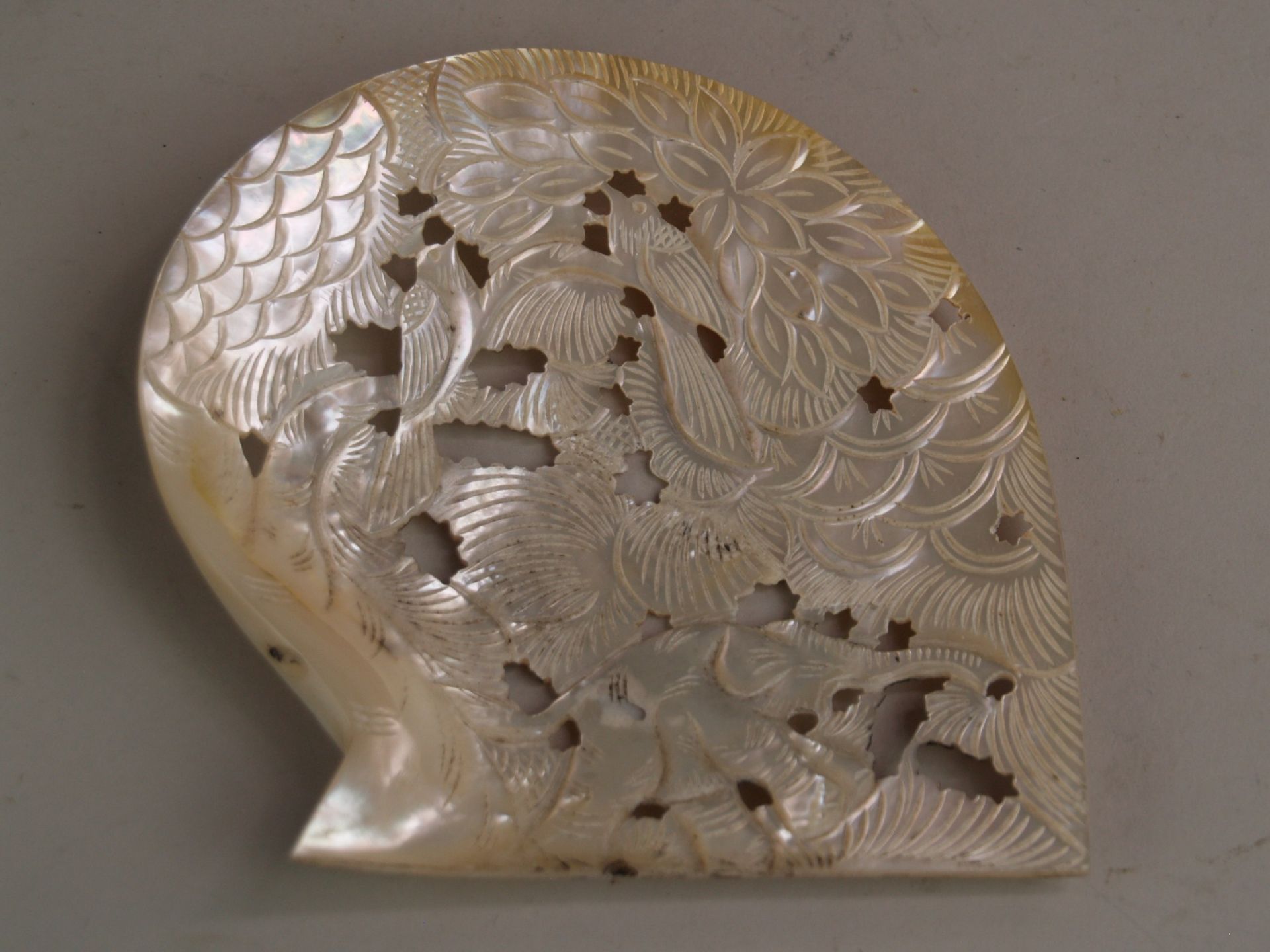 Muschelschale aus Perlmutt- florale Durchbrucharbeit,ca.15,5x15,5cm