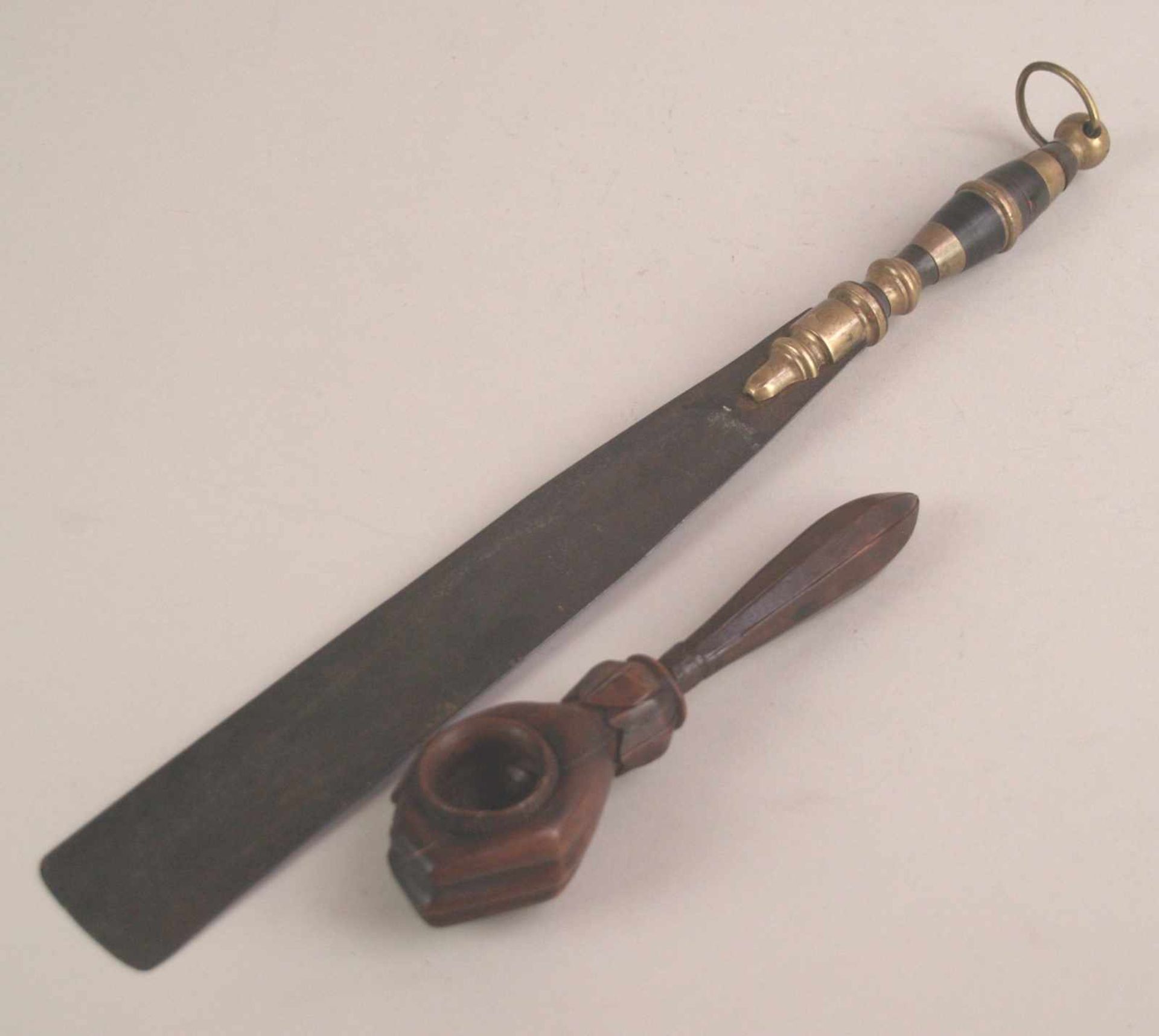Konvolut - Nussknacker in Form einer Hand, Holz, geschnitzt, restauriert L.ca.19cm, Tortenheber L.
