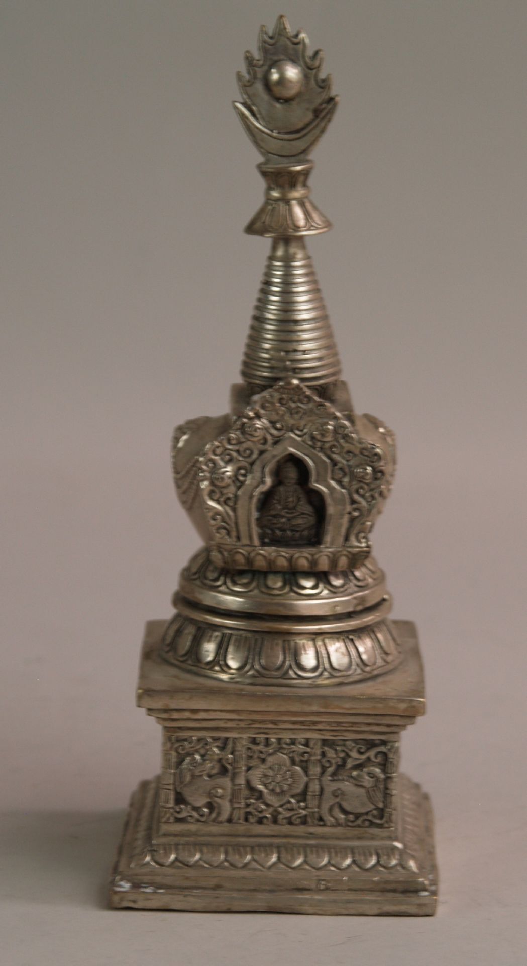 Votiv-Stupa - Tibet,Silberlegierung,das quadratische,getreppte Basiselement ist mit Löwen verziert