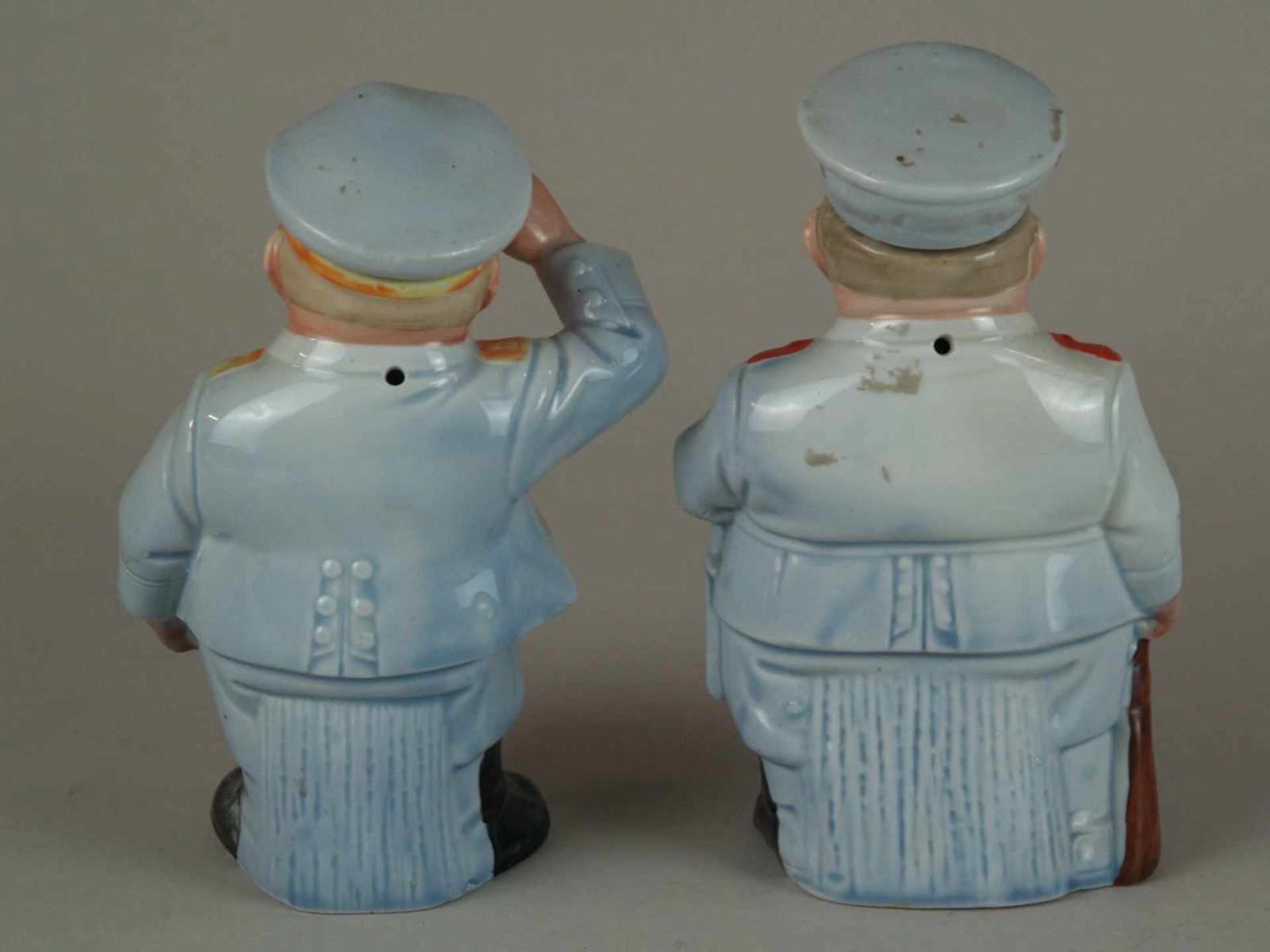 Zwei Figuren-/Scherzflaschen - Flaschen in Form zweier Wachmänner (?) in Uniform gestaltet,Mützen - Bild 2 aus 3