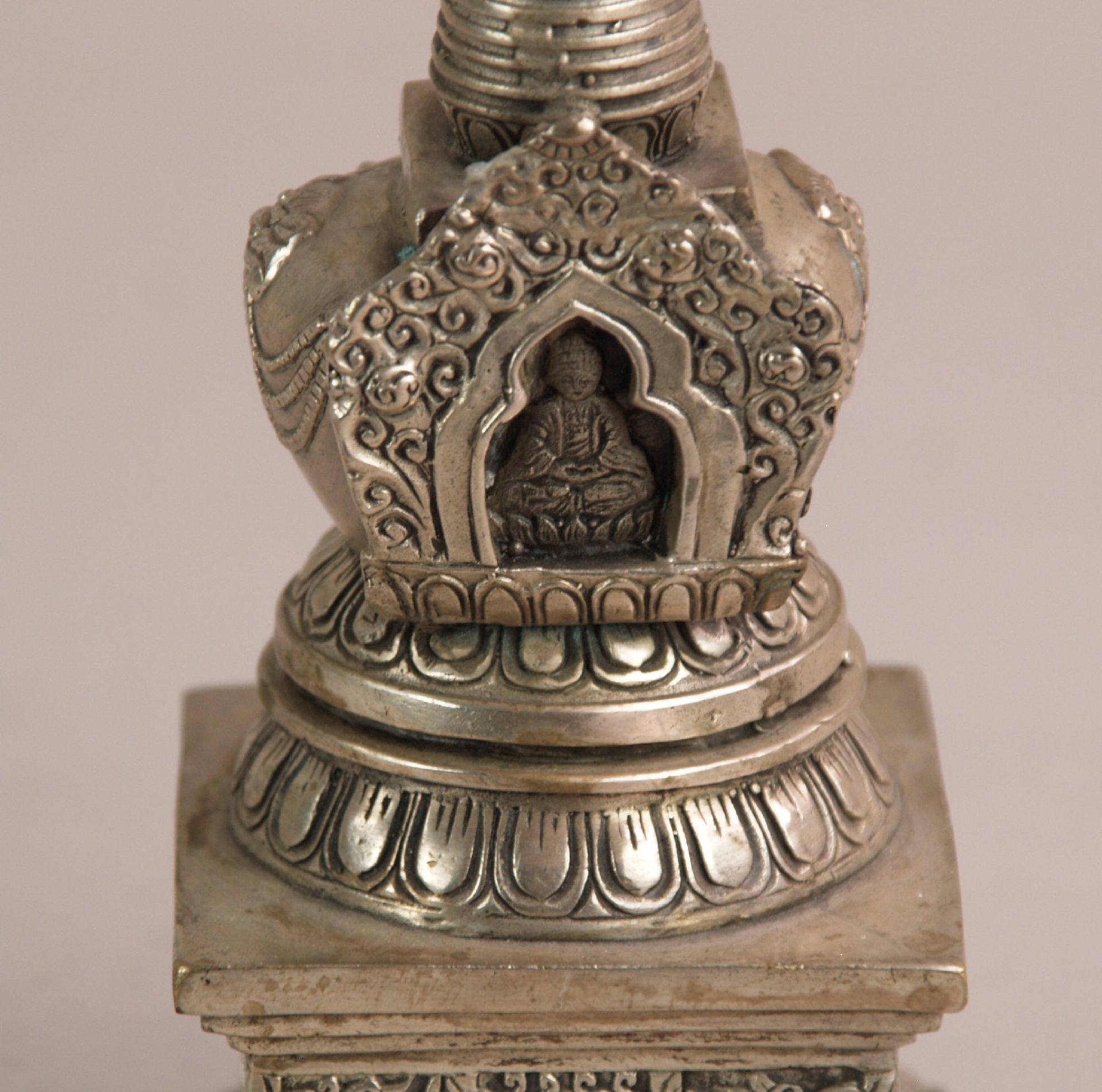 Votiv-Stupa - Tibet,Silberlegierung,das quadratische,getreppte Basiselement ist mit Löwen verziert - Bild 3 aus 4