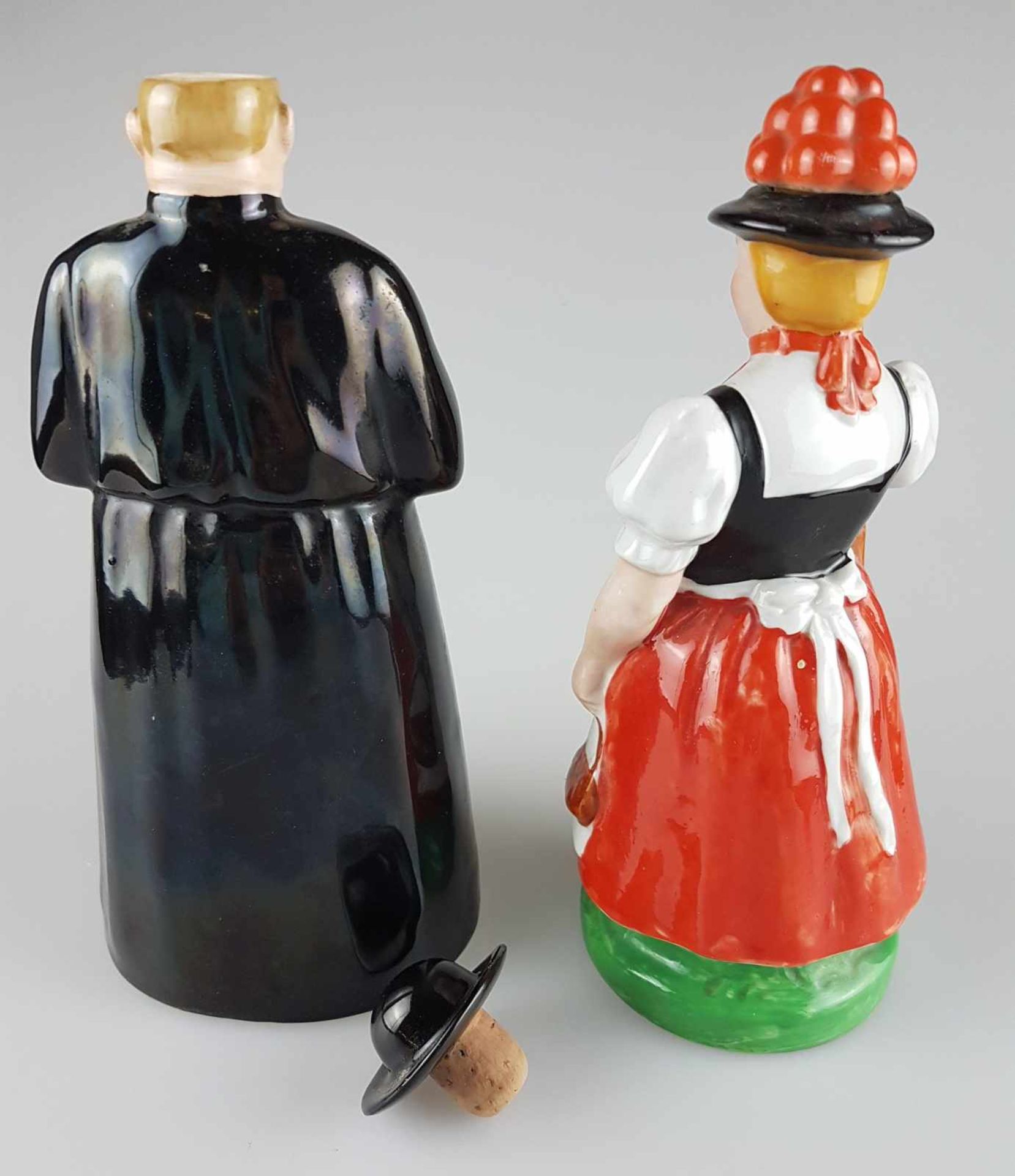 Zwei Figurenflaschen - Flaschen in Form eines Priesters sowie eines Schwarzwaldmädels mit Schirm und - Bild 2 aus 2