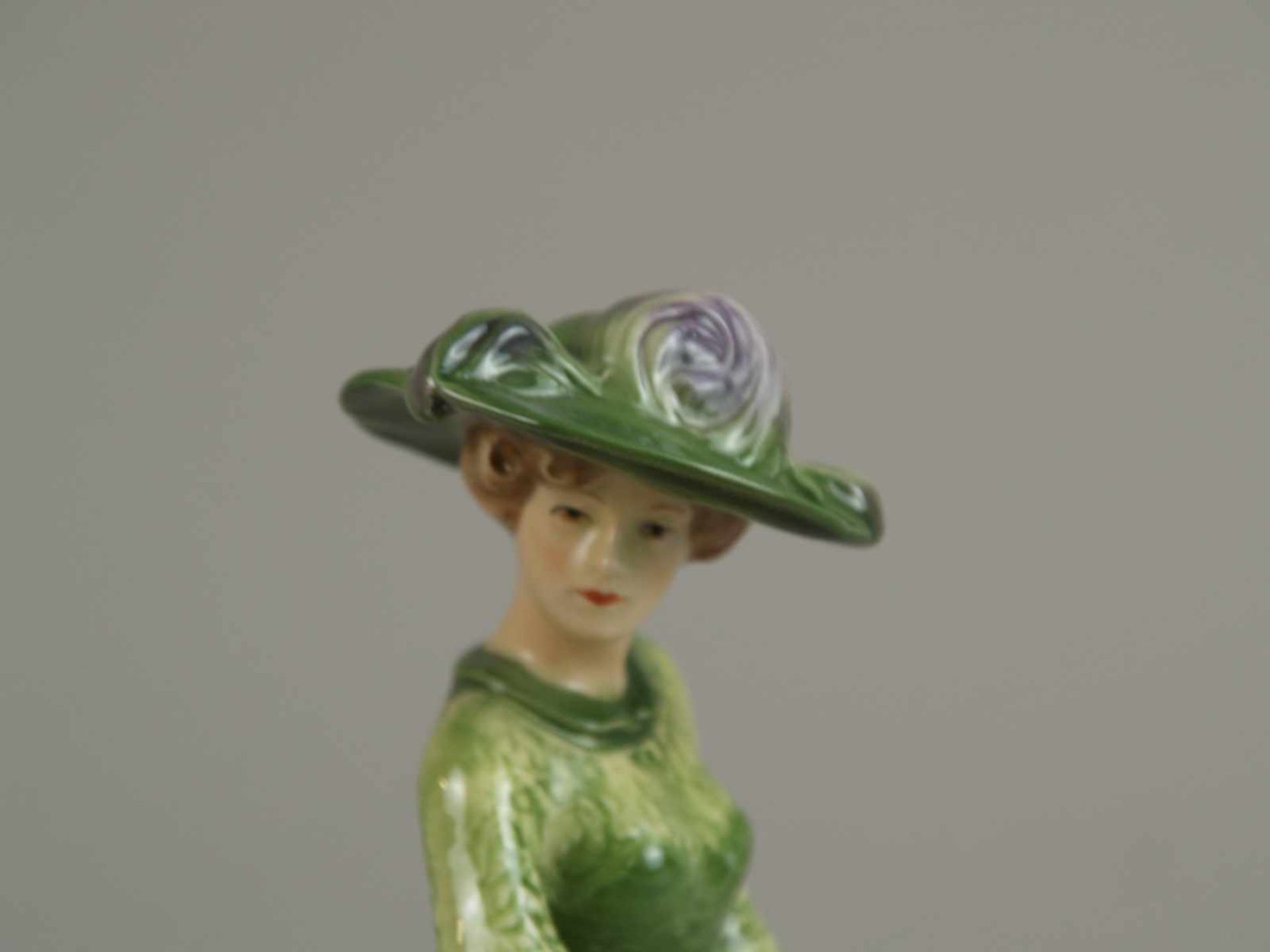 "Edwardian Grace 1911" - Goebel,elegante Dame im grünen Kleid mit Hut und Handtasche,farbig - Bild 4 aus 4