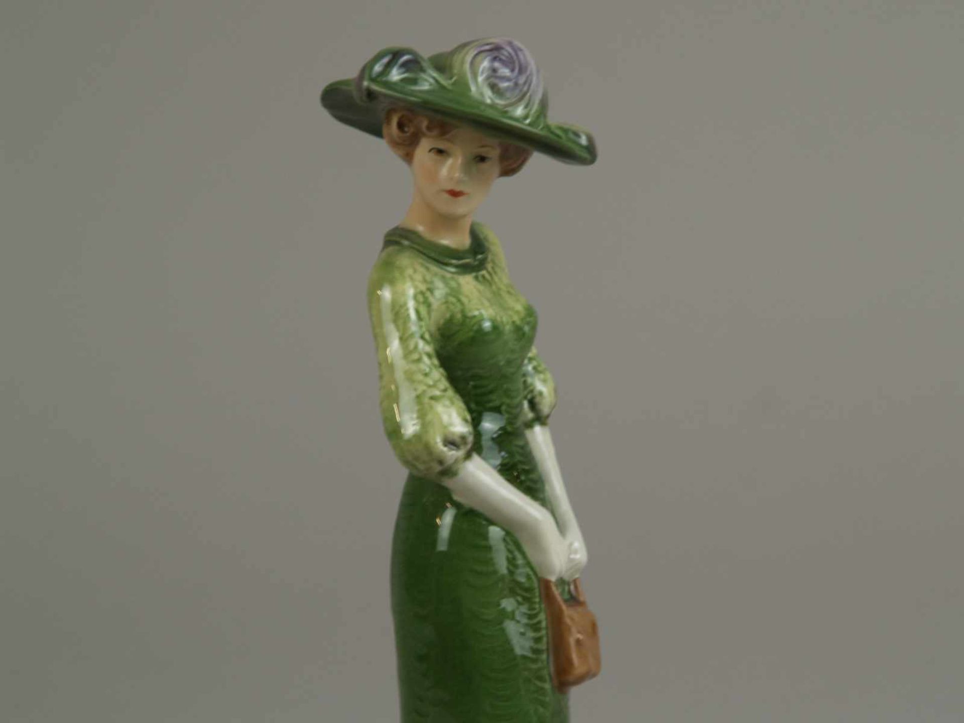 "Edwardian Grace 1911" - Goebel,elegante Dame im grünen Kleid mit Hut und Handtasche,farbig - Bild 3 aus 4