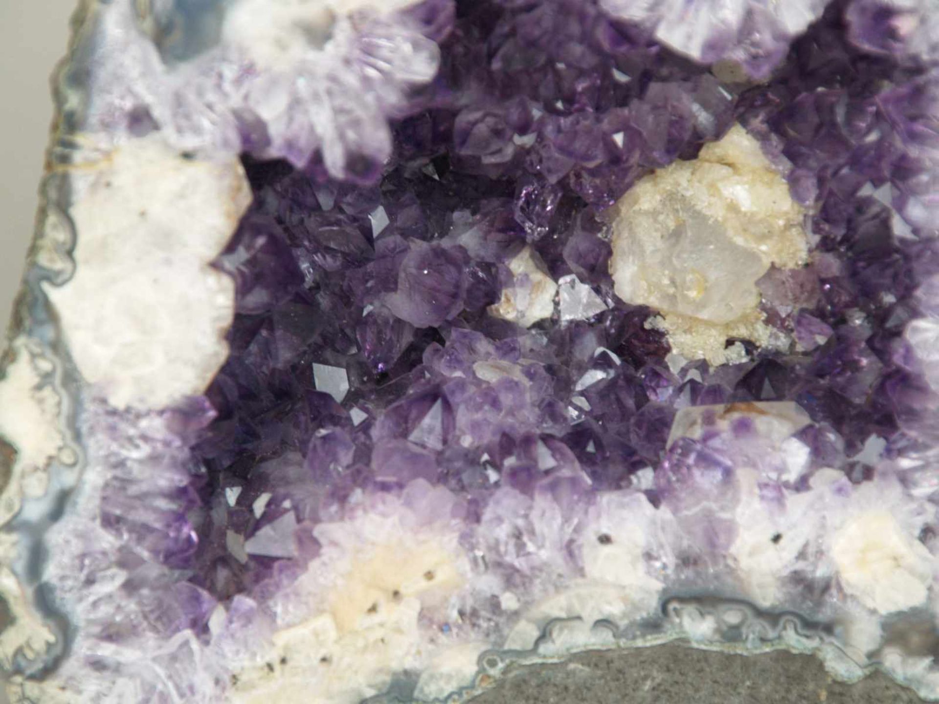 Amethyst-Druse - stehende auskristallisierte Druse, mittig von lavendelfarbigem Amethyst und - Bild 2 aus 3