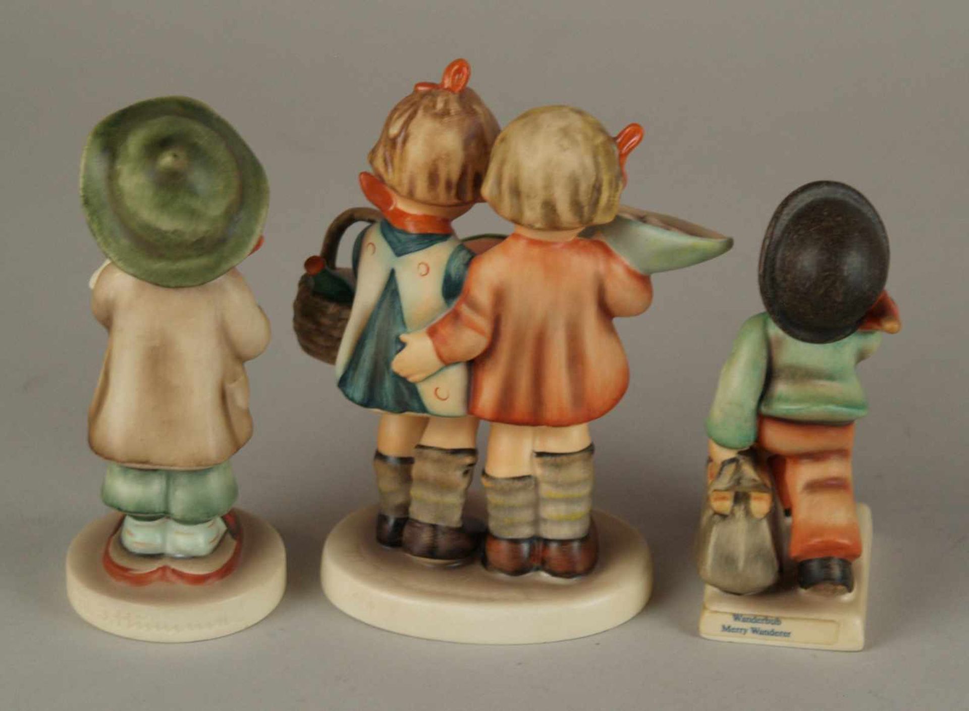 Konvolut Hummelfiguren Goebel - 3 Teile, polychrom bemalt, um 1980, zwei Jungen H.ca.12cm und - Bild 2 aus 3