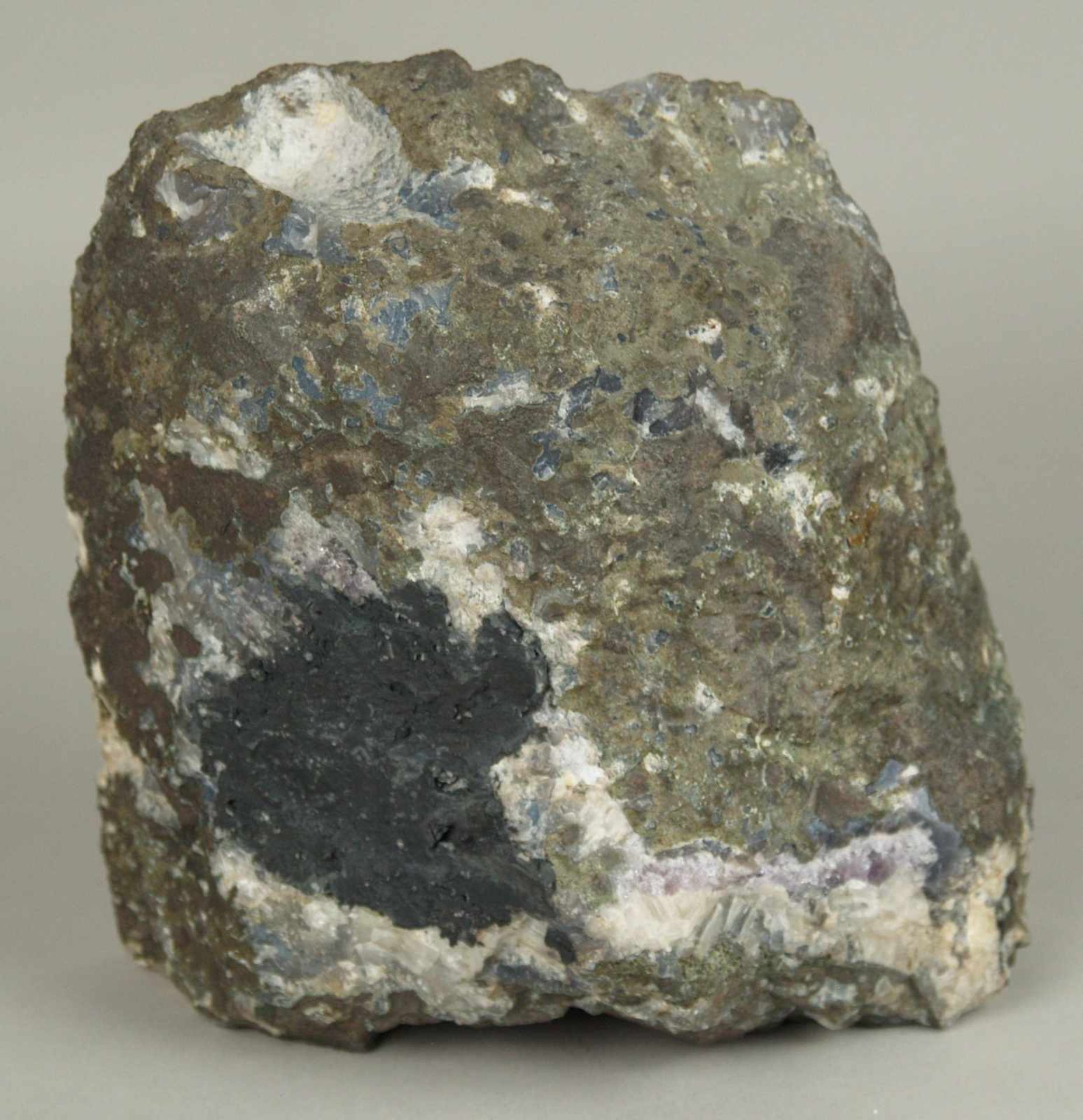Amethyst-Druse - stehende auskristallisierte Druse, mittig von lavendelfarbigem Amethyst und - Bild 3 aus 3