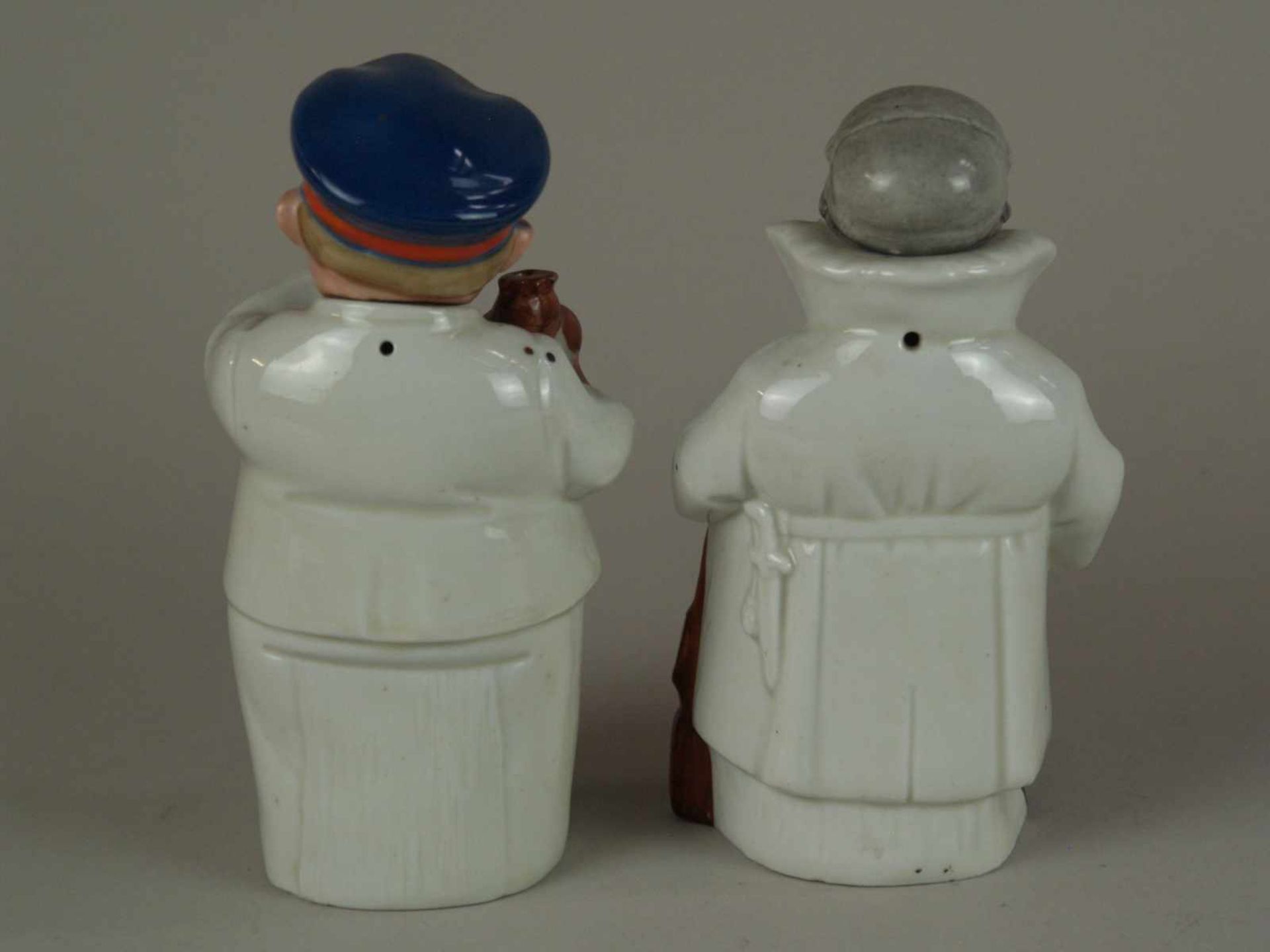 Zwei Figuren-/Scherzflaschen - Flaschen in Form eines Lieferjungen mit Lebensmittelkiste sowie eines - Bild 2 aus 3