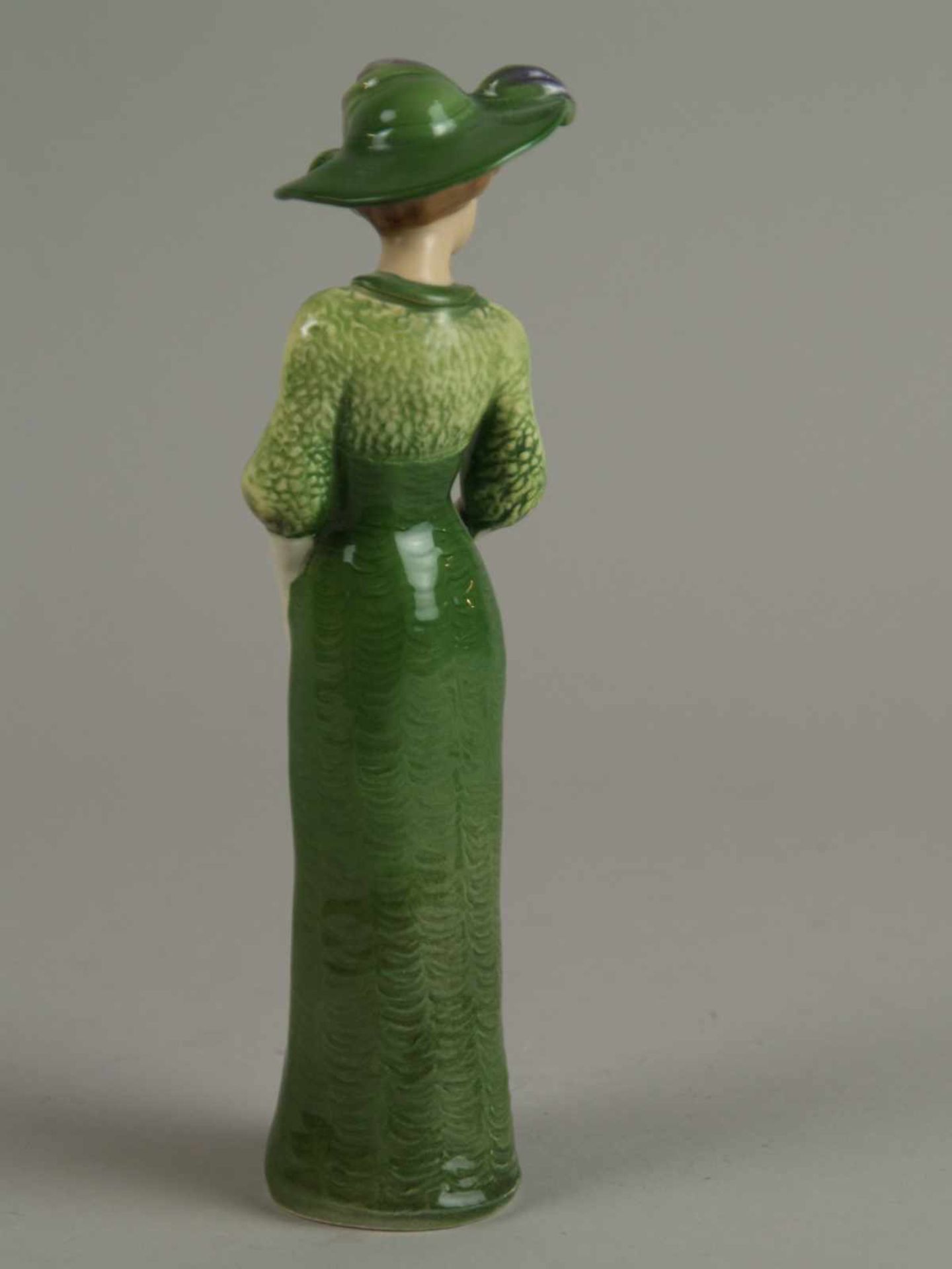 "Edwardian Grace 1911" - Goebel,elegante Dame im grünen Kleid mit Hut und Handtasche,farbig - Bild 2 aus 4