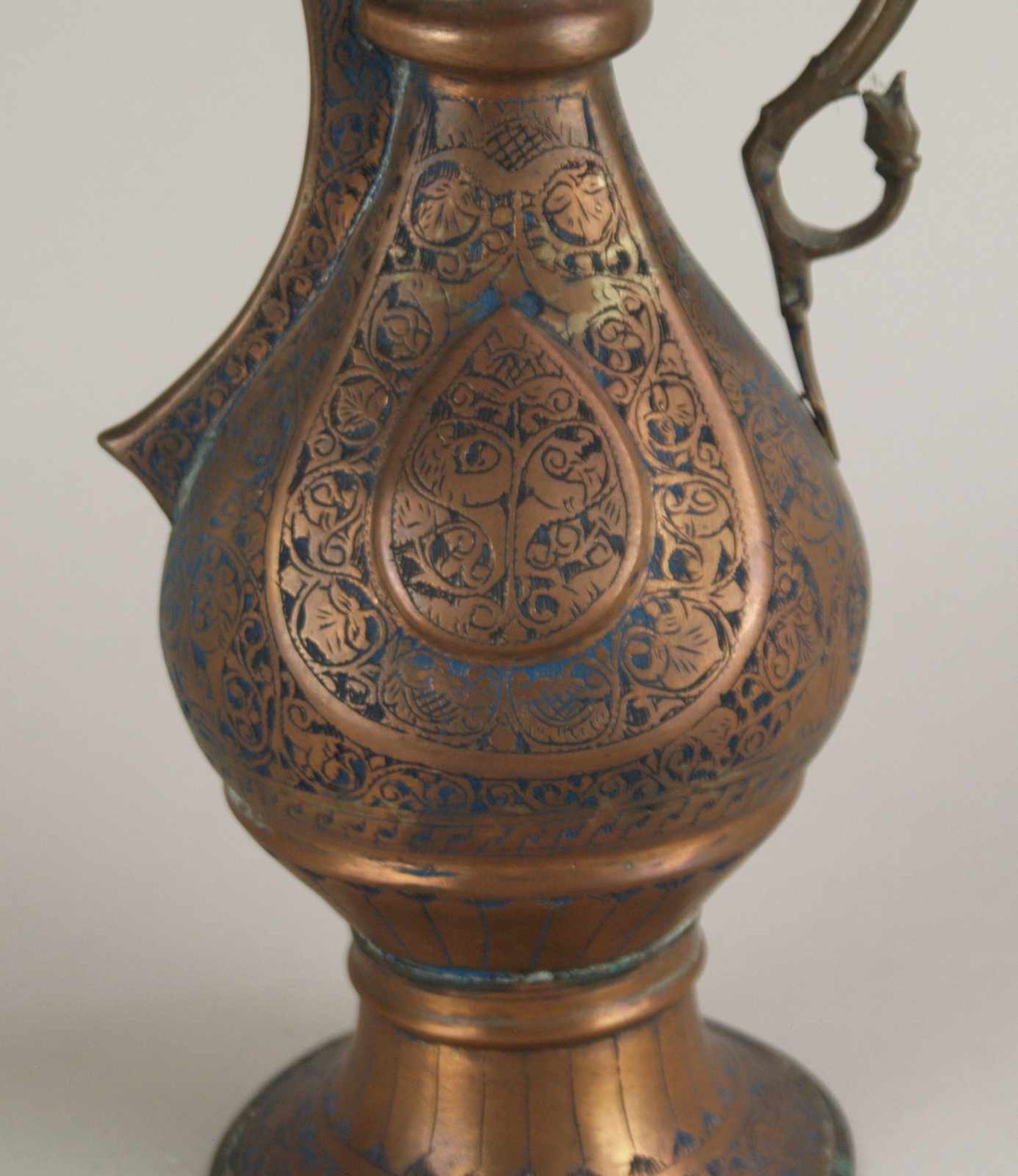 Kanne - Kupfer, Orient, mit floralen Ornamenten verziert, Deckel nicht abnehmbar, H.ca.37cm, - Bild 3 aus 3