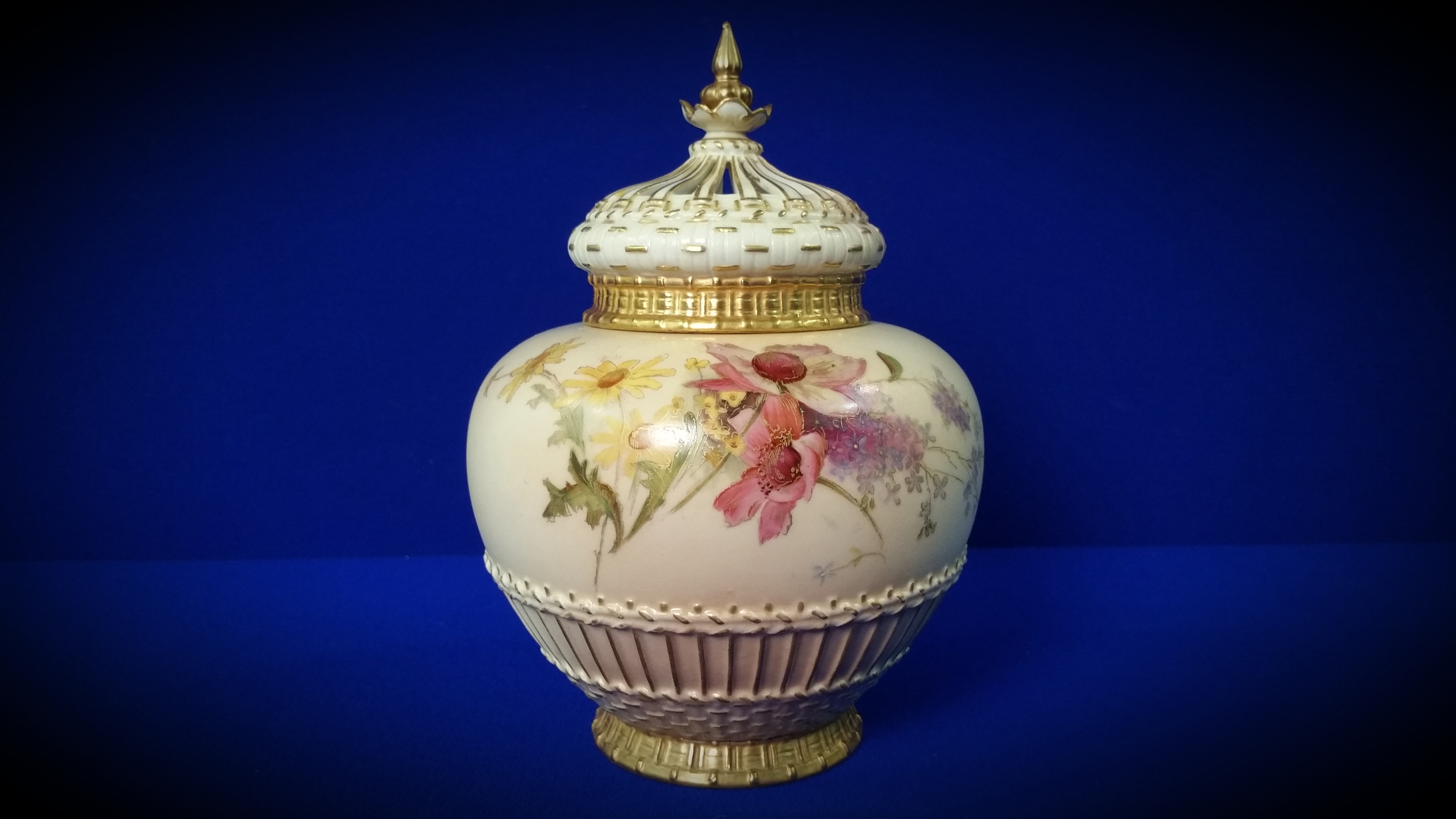 VICTORIAN ROYAL WORCESTER JAR & LID HAND DECORATED WITH FLORAL DESIGN