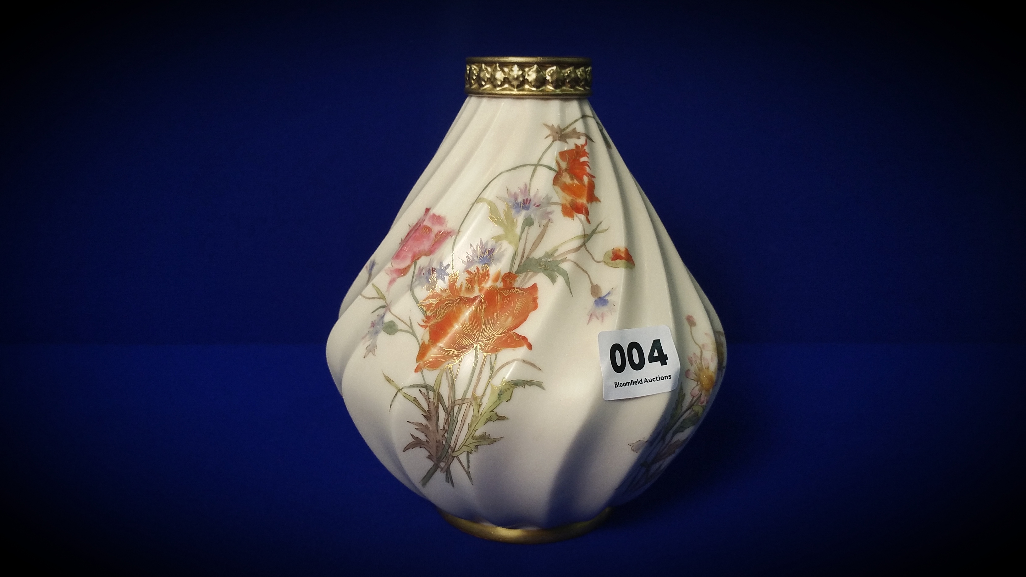 VICTORIAN ROYAL WORCESTER HAND PAINTED SPIRAL VASE WITH FLORAL DESIGN