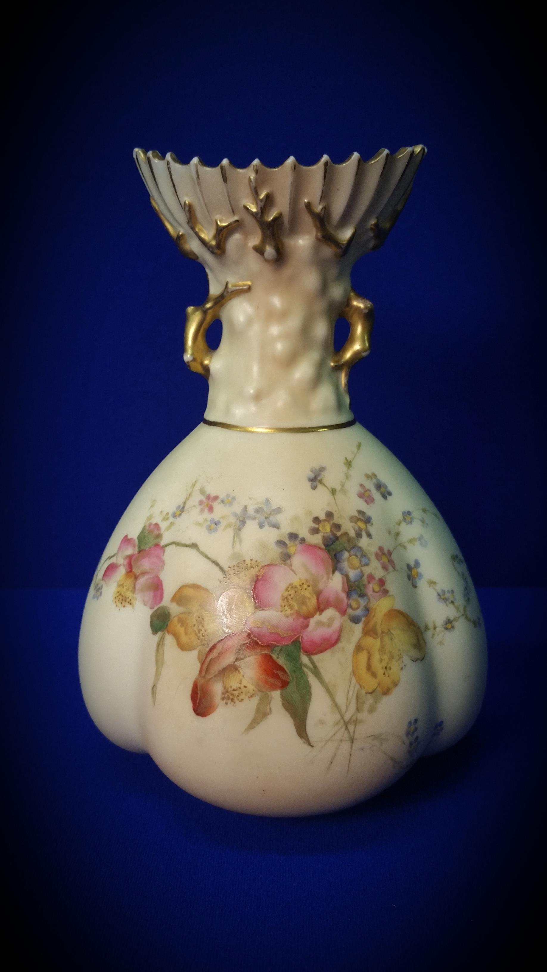 VICTORIAN ROYAL WORCESTER VASE DECORATED WITH HAND PAINTED FLOWERS