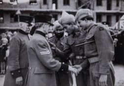 Photographer unknown - Contingent from 4th Indian Division with Chelsea Pensioners, 1943; Indian