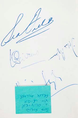 THEATRE - INCL. LAURENCE OLIVIER, VIVIEN LEIGH - Autograph album with signatures by prominent - Image 6 of 7