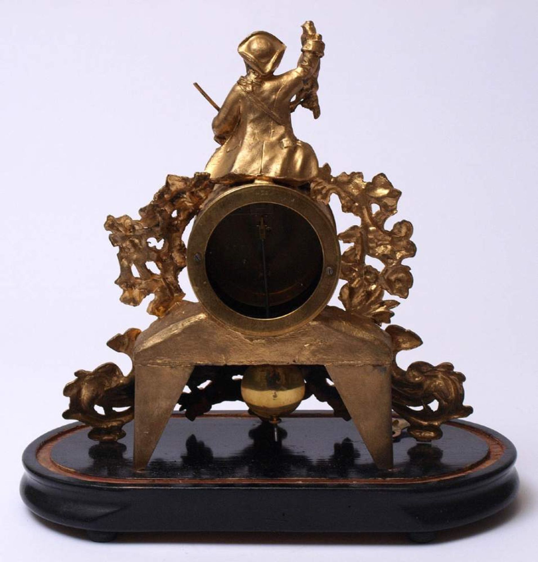 Pendule, Frankreich, um 1900Gehäuse aus vergoldetem Metallguss. Auf reich rocailliertem, - Bild 10 aus 11