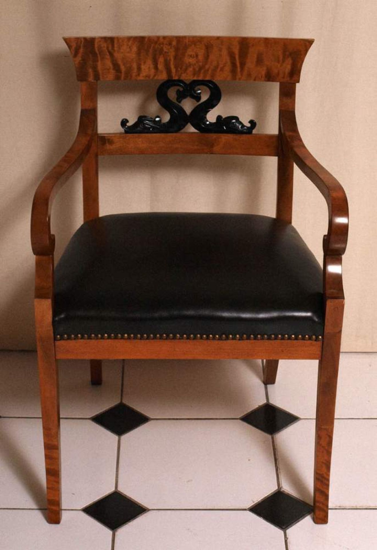 Armlehnstuhl, BiedermeierAuf vier Säbelbeinen gepolsterte, trapezförmige Sitzfläche. Rahmenlehne mit - Bild 2 aus 5