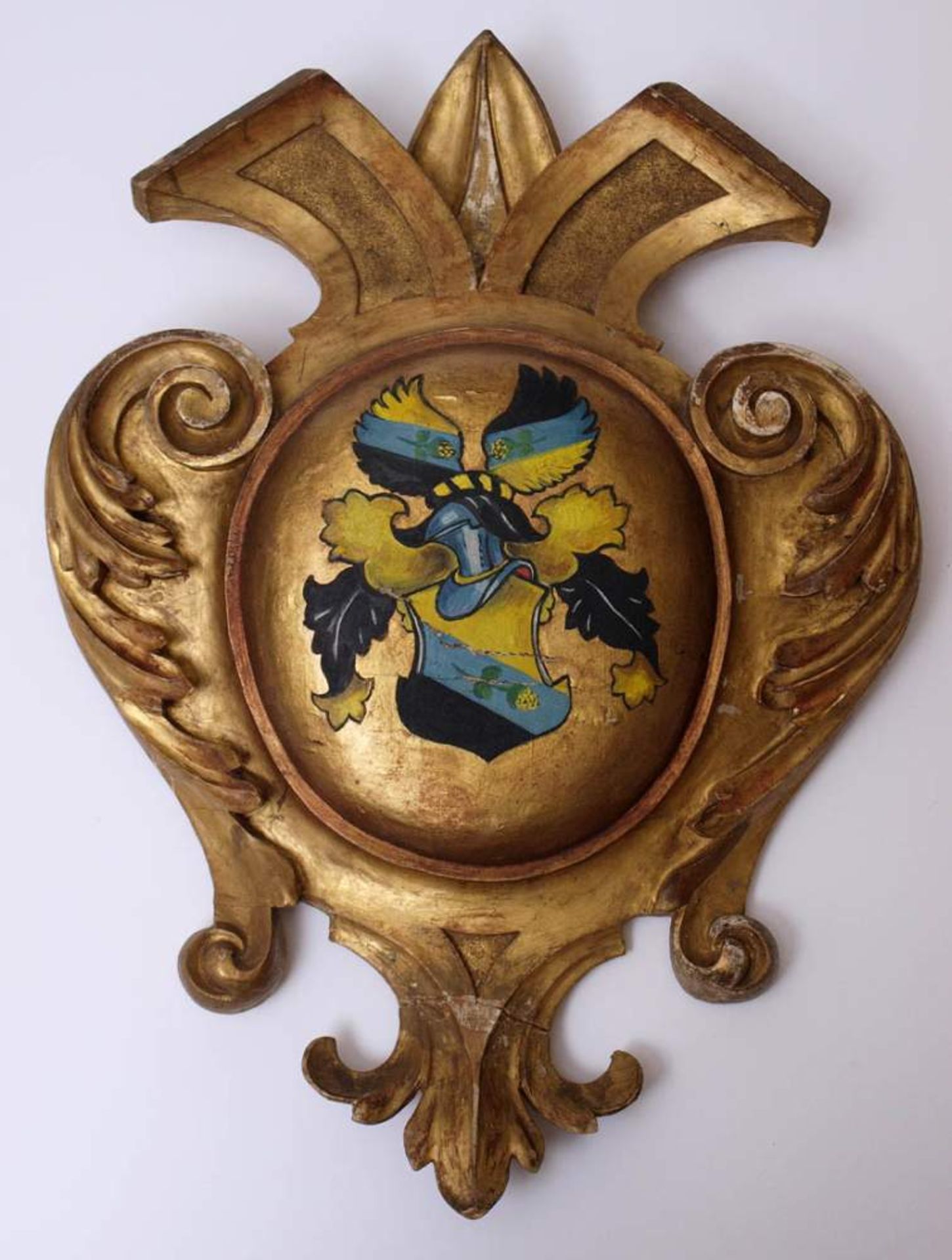 WappenschildOvales Wappenschild, flankiert von Rocaillen. Geometrische Volute als Bekrönung. Im