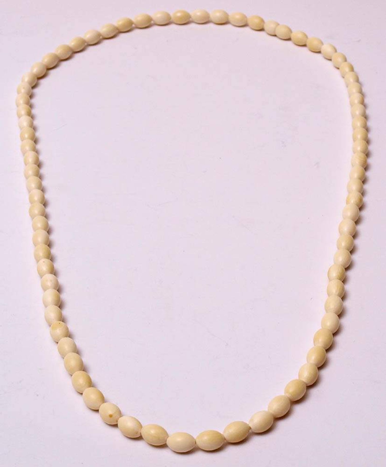 ElfenbeinketteOvale Perlen. L.80cm.